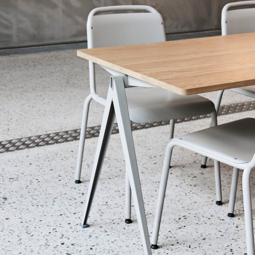 Pyramid Schreibtisch 01