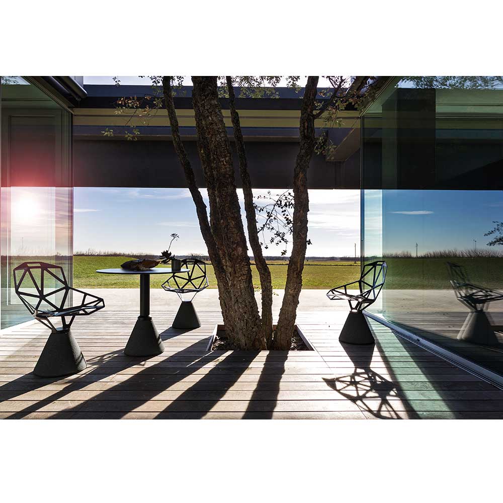 Chair One mit Betonsockel