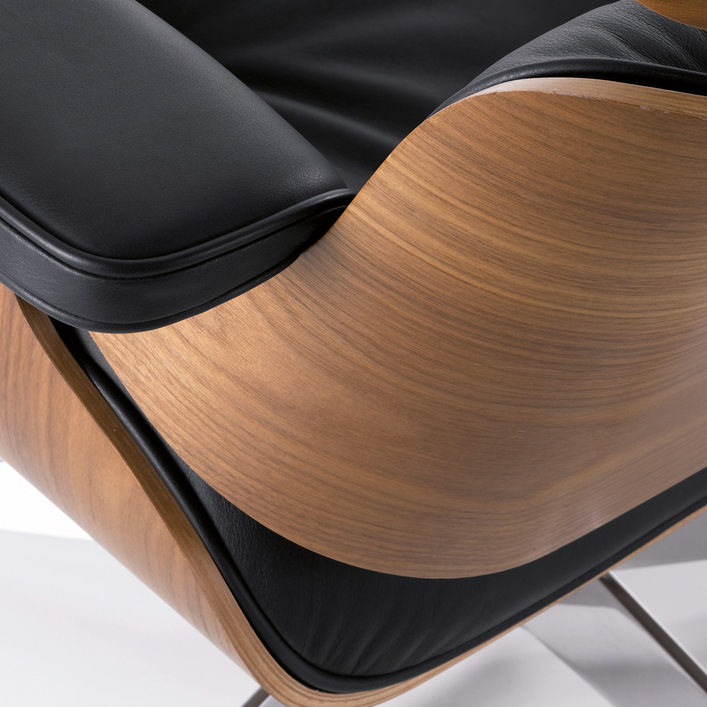 Vitra-Lounge-Chair-Nussbaum-schwarz-Detail-verfuegbar-Stoll-Koeln Lounge Chair mit Ottoman - direkt verfügbar