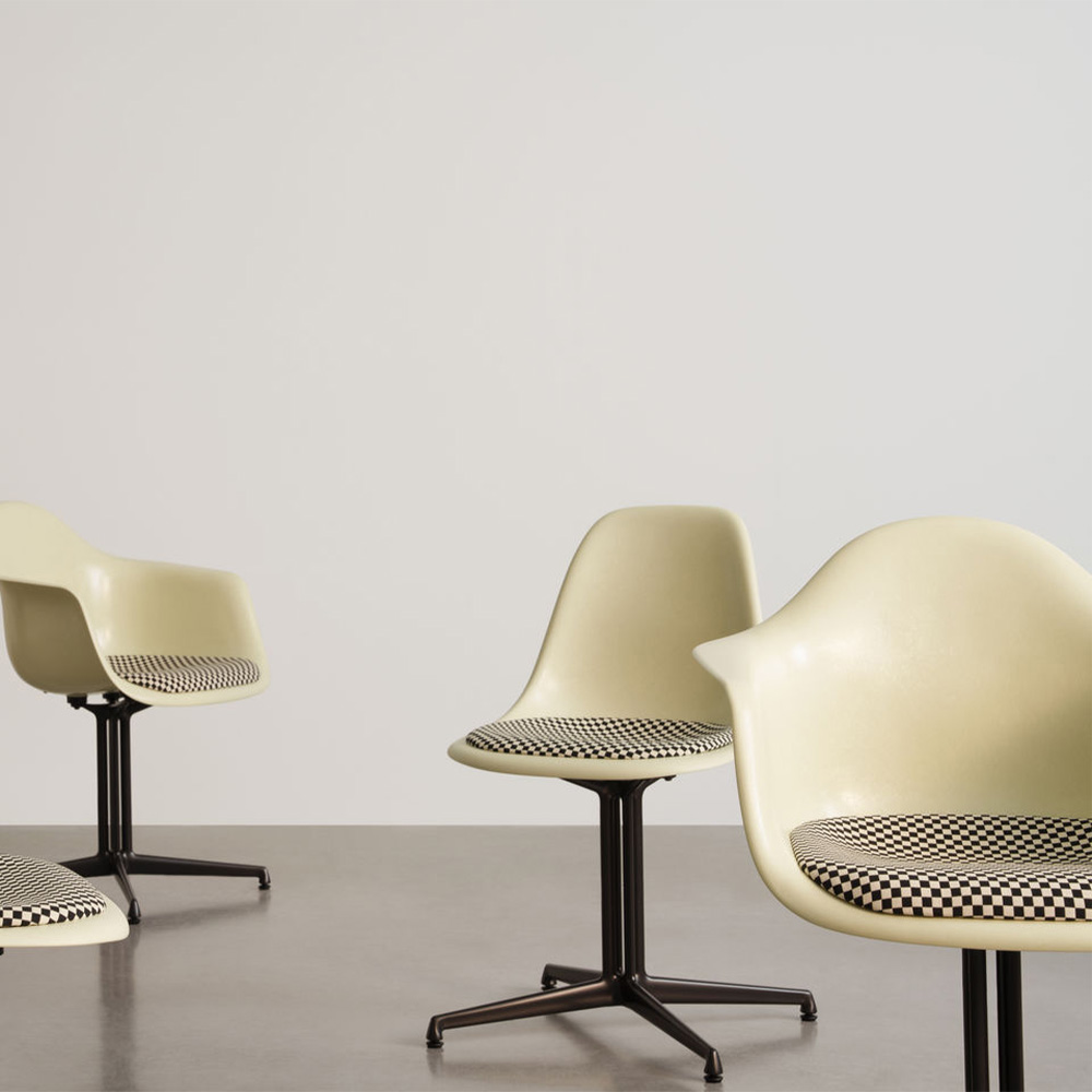 Eames Fiberglass Side Chair DSL