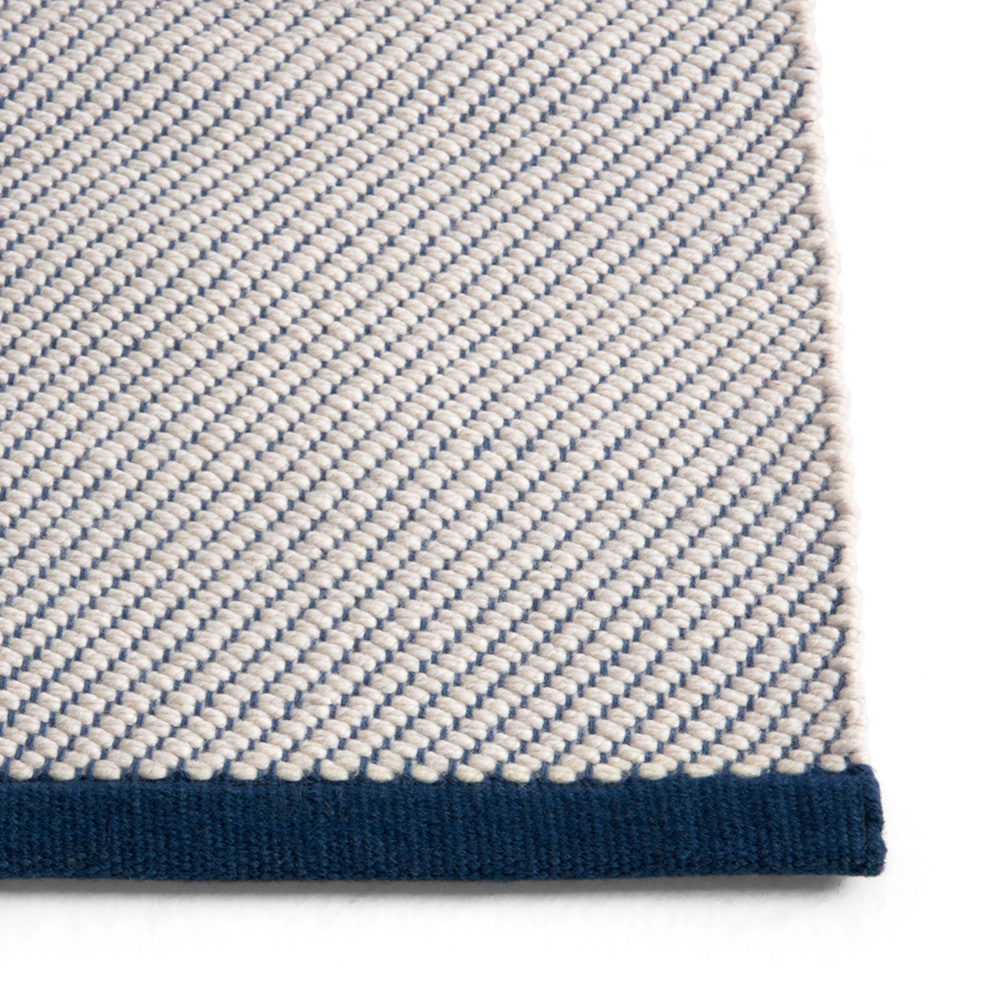 Bias Rug Tint Teppich