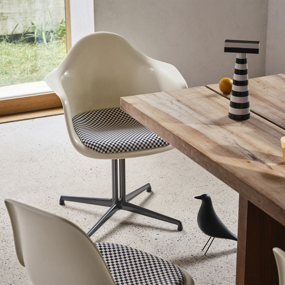 Eames Fiberglass Armchair DAL