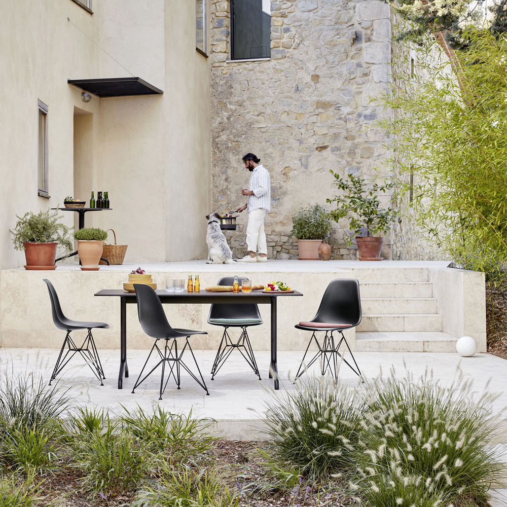 vitra-belleville-dining-outdoor-atmo-2-stoll-koelnlwVErDLDZicoh Eames Plastic Side Chair RE DSR