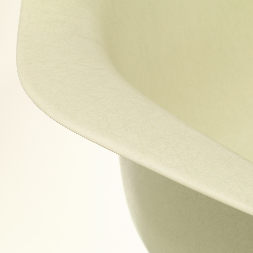 Eames Fiberglass Armchair DAW