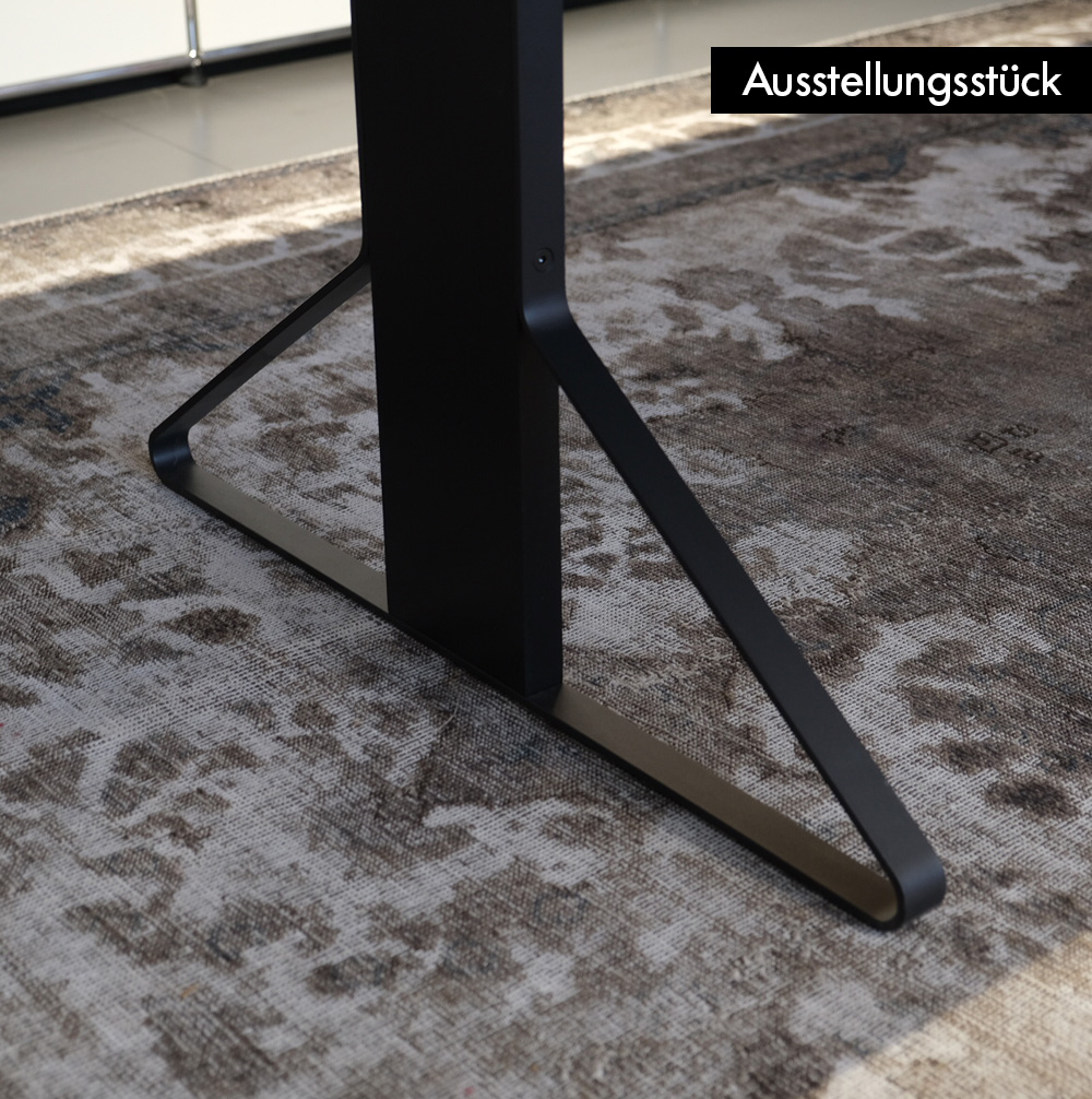 Kaari Tisch - Ausstellungsstück