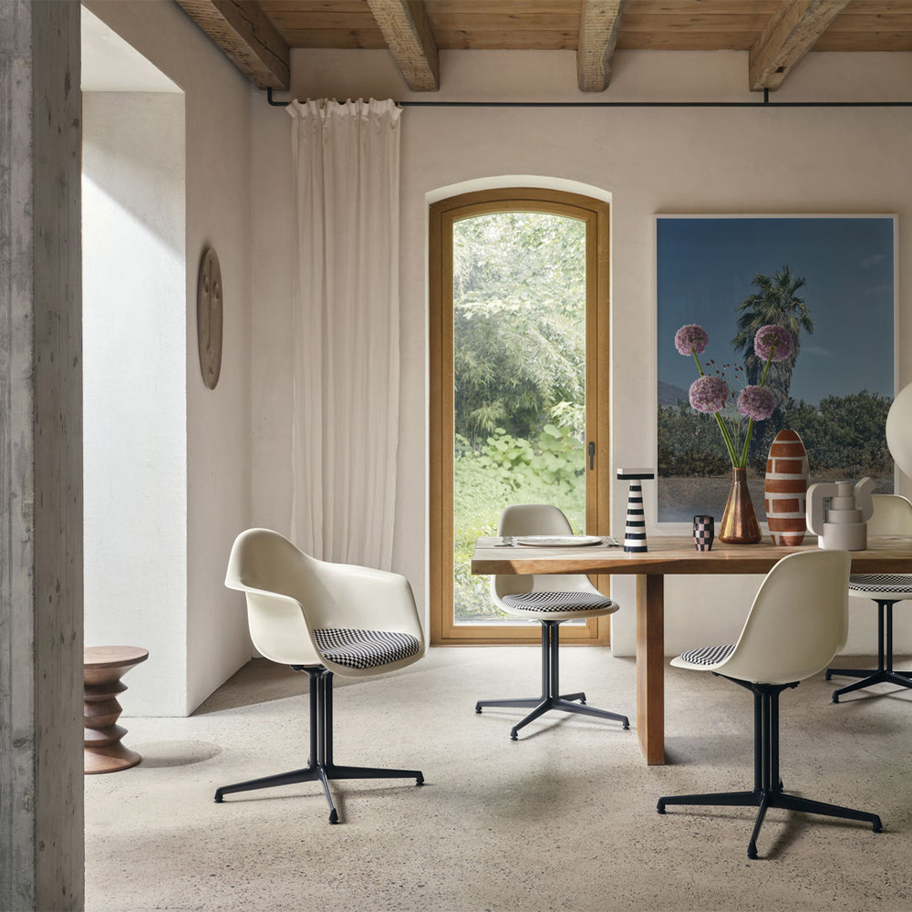 Eames Fiberglass Armchair DAL