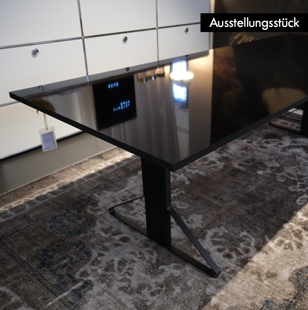 Kaari Tisch - Ausstellungsstück