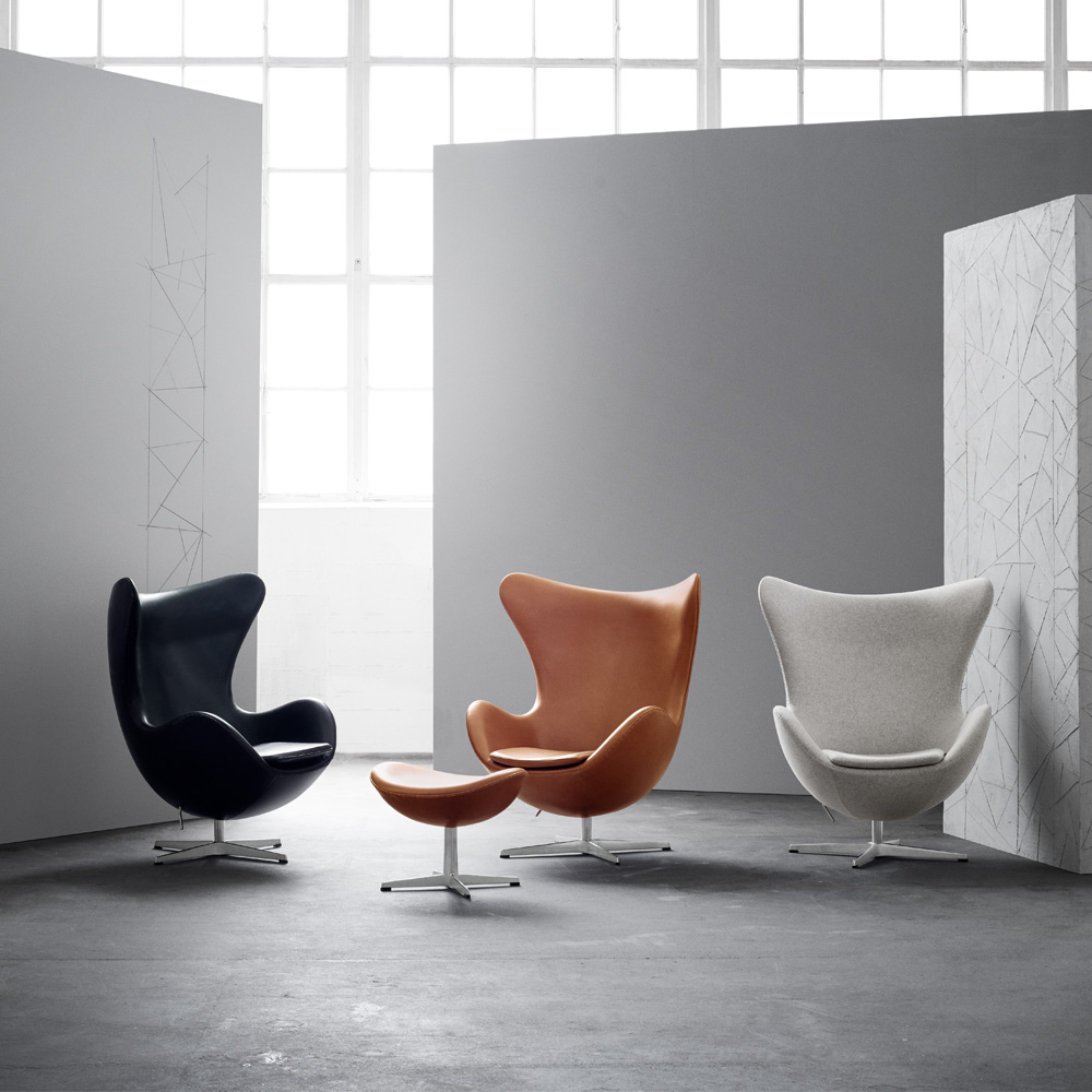 FritzHansen-Ei-mit-fusshocker-atmo-1 Sessel Das Ei