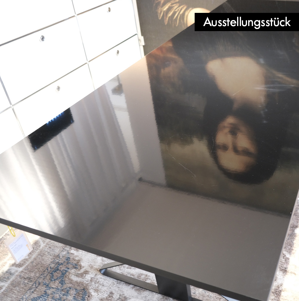 Kaari Tisch - Ausstellungsstück