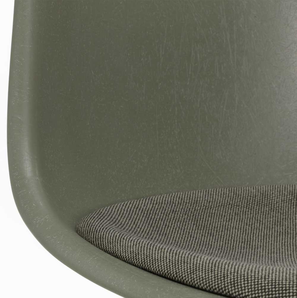 Eames Fiberglass Armchair DAW mit Sitzpolster