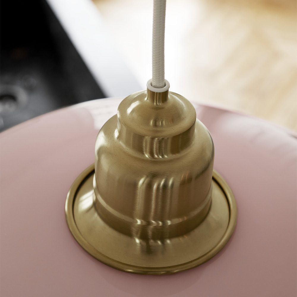 Pendelleuchte-Louis-Poulsen-PH-3-1-2-3-Pale-Rose-atmo-04-stoll-koeln PH 3½-3 Pale Rose Messing Pendelleuchte - Pale Rose Collection
