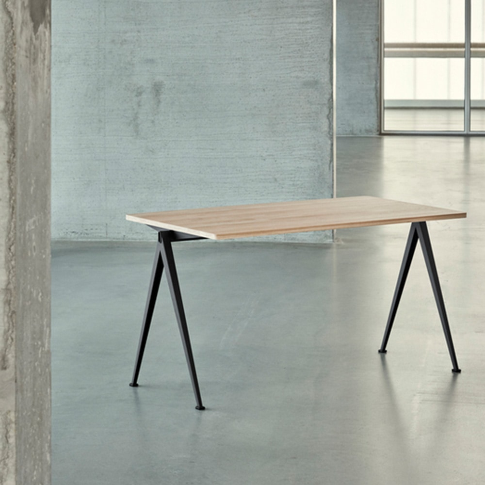 Pyramid Schreibtisch 01