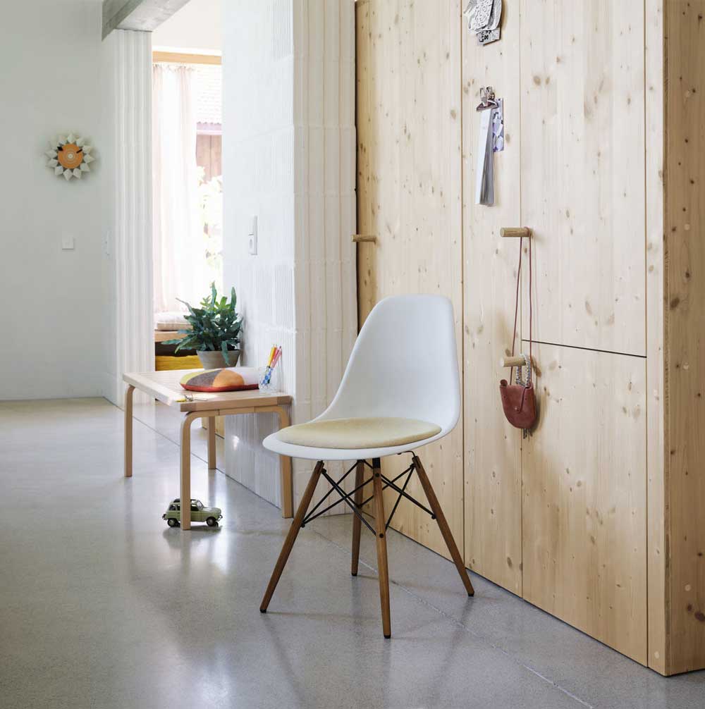 Eames Plastic Side Chair RE DSW mit Sitzpolster