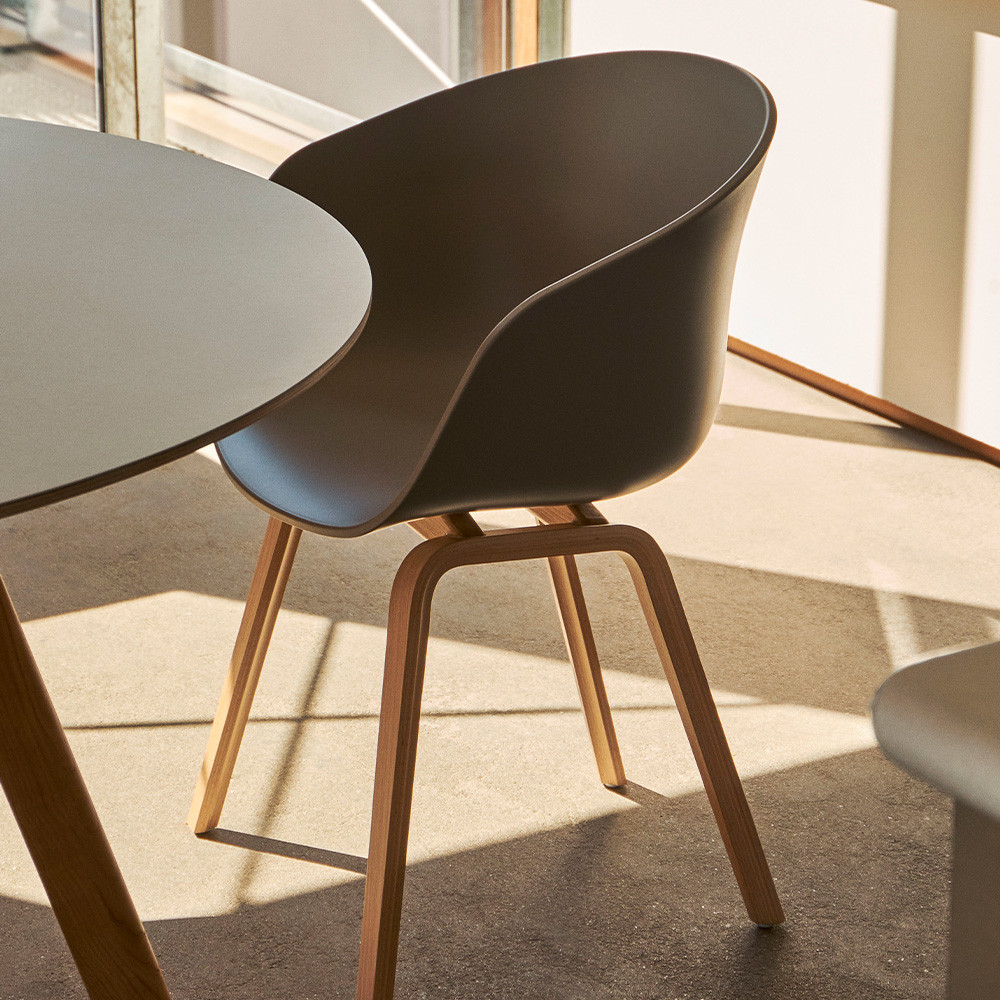 About a Chair AAC22 Stuhl von HAY